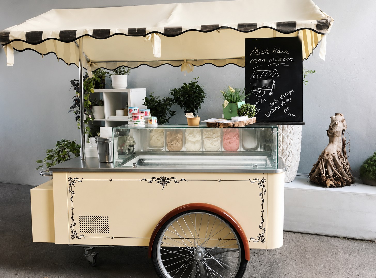 Das Let's Eis and more Catering unter dem Sonnensegel